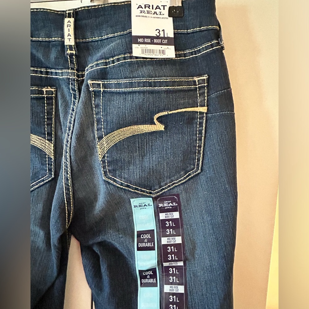 NWT Ariat Real Denim mid-rise, bootcut, western jeans, women’s size 31L.